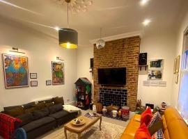 Spacious 3br Flat Near Beach W Workspace, hotel in Hollington