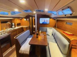 Seilbåt 39 fot i Fredrikstad sentrum med hotellkomfort for 6 pers, Hotel in Fredrikstad
