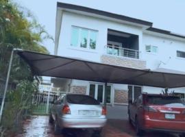 Luxurious 4 Bedroom Getaway - Private Indoor Pool, hotell sihtkohas Lekki