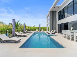 Private Villa Stay with Pool BBQ and Beach Nearby, hotel v destinaci Long Bay Hills