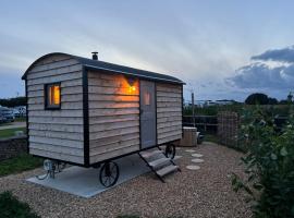 Shepherd's Huts at Cotswold Hills Country Park, Hotel in Chipping Norton