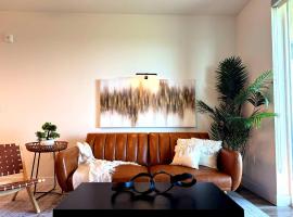 Luxury Haven 10 Min From Disneyland With Pool & GYM, Hotel in Tustin