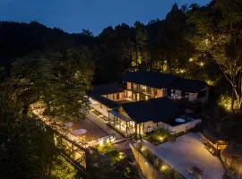 Qingcheng Mountain Jiuxipo · Mountain Stream Bamboo Forest Private Hot Spring Homestay