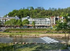 Zhangjiajie Platinum Riverside Hotel -Near Forest Park EastGate about 10 Min Walk - English Butler, Free Luggage Storage, Tour Plan -reserve tickets for various scenic spots-Self-Service Laundry