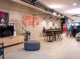 南希中心火车站宜必思尚品酒店，位于南希的酒店