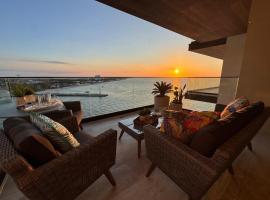 Yucalpeten Marina Coastal Elysium, breathtaking 2BR deluxe condo, stunning view, hotel v destinaci Chelem