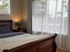 The Seaside Escape- Cozy 2BR by the sea, hotel v destinaci Tinderbox