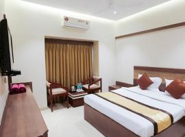 Hotel Laxmibai Palace- Only 300 miter from Sai Baba Temple!!!!، فندق في شيردي