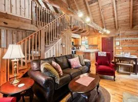 Romantic Cabin Getaway - King Bed - Fast Wi-Fi - Pet-Friendly