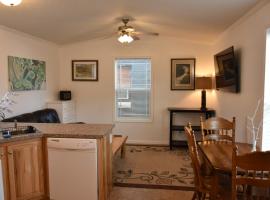 Cozy Home by Yellowstone River Confluence, hotel in Gardiner