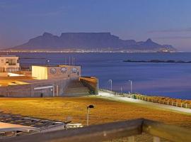 Executive Apartment with Ocean Views in Blouberg,位于比格湾的酒店