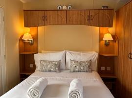 Seaside Escape 2-Bed Caravan at Seven Bays Park, Hotel in St Merryn