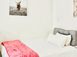 Peaceful tiny home, hotel v destinaci Centurion