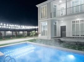 VIP Family Villa HOT POOL، فندق في غابالا