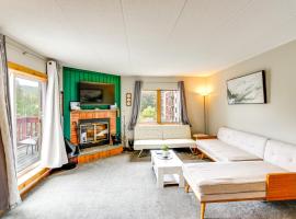 Snow Mountain Condo Hot Tub and Shuttle to Resort, hotel v destinaci West Dover