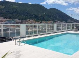 ET - Large Stylish Studio In Centre With Pool, hotel v destinaci Gibraltar
