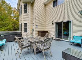 Fire Pit and Hot Tub Peaceful Poconos Farms Getaway, hotel v destinaci Tobyhanna