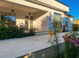 JazzFarm GuestHouse, hotel v destinaci Bîrnova