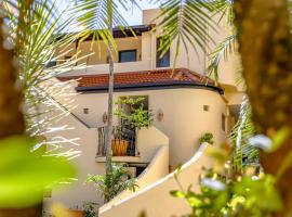 Villa San Michele (Official), hotel in Port Douglas