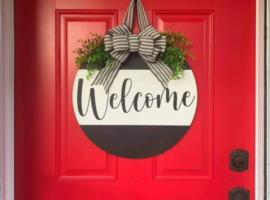 Red Door Retreat Tiny Home Near Dwntwn, hotel in Atlanta