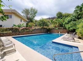 Las Brisas 2-1 3BR Condo Steps to Beach 8 Guests, ξενοδοχείο σε Playa Hermosa