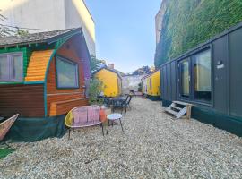 Pura Vida Downtown Tiny houses, hótel í Búkarest