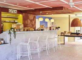 Greet Hotel Versailles - Voisins Le Bretonneux, hotel di Voisins-le-Bretonneux