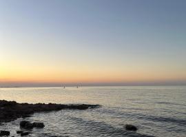 Relax in New Andalucía- Tu refugio costero con pileta, hotell sihtkohas Miramar