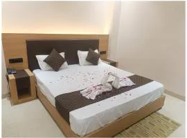 Hotel Premium Rudram Atithi Niwas Varanasi, Near Kashi Vishwanath Temple And Ganga Ghat- Fully Air conditioned & Spacious Room - Prime Location Book It Early