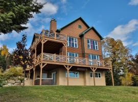 Condo 120H - Nature Retreat with River Views, hotel in Petite-Rivière-Saint-François