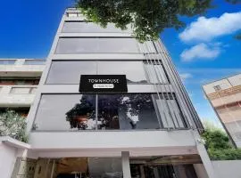 Super Townhouse Preet Vihar Metro Station