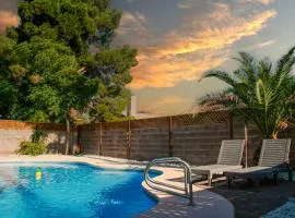 Large Pool & Patio Cozy Single Story Family House