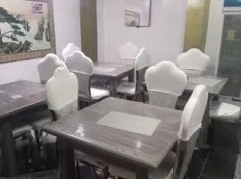 E-Luxe Suites Hotel