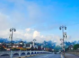 GUI YUAN ZHEN PIN HOTEL- Approximately 3 kilometers from the East Gate of Zhangjiajie National Forest Park - Free one-way pick-up or drop-off service for over 3 nights - English speaking customer service