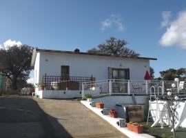 Villa Saudade, casa entre encinas, Hotel in El Castillo de las Guardas