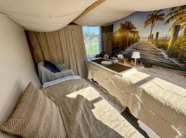 Zelt, Panorama Beach Gartenhaus am SEE, Wiener Neustadt, Autark, hotel v destinaci Wiener Neustadt