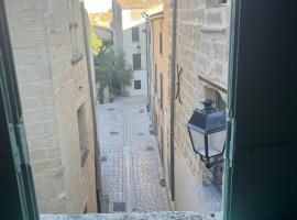 Une chambre à louer dans une maison au centre ville Uzes, hotel in Uzès