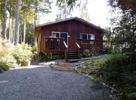 Little Bear Cabin at Raven's Moon, ξενοδοχείο σε Ucluelet