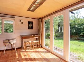 Cosy cottage in a wooded area, hotel en Wildenburg