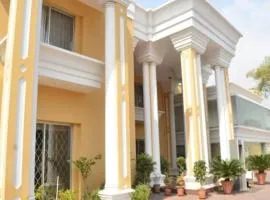 Red Velvet Hotel & Restaurant