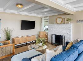 The Edgewater Condos by AvantStay Waterfront Views and Short Walk to Beach, hôtel à Newport Beach