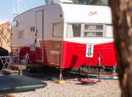 Shasta Trailer- Vintage Charm, Modern Comfort Pool, hotel in Yucca Valley