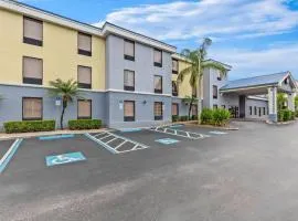 Days Inn & Suites by Wyndham Lakeland
