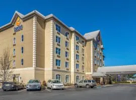 Comfort Inn & Suites near Six Flags