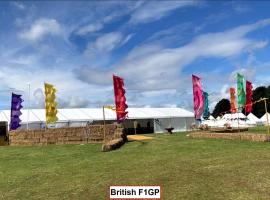 Silverstone Glamping and Pre-Pitched Camping with intentsGP, ξενοδοχείο σε Silverstone