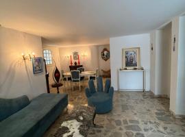 La chambre dorée avec jardin privé, Hotel in Dar Salah Bey