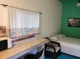 Cozy studio apartment with private parking off street, hotel in Albion