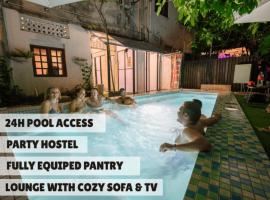 Poolside By Mingle - Party Hostel with Private Pool, hôtel à Kuala Lumpur