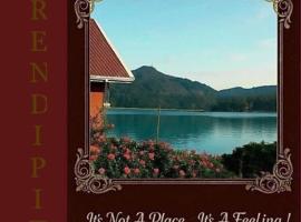 Serendipity Lake Artistic Bungalow by Heidis Home, hotel en Nuwara Eliya