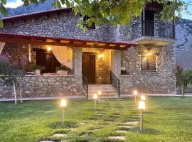StoneNest Kalavryta -Luxury Stone Villa,位于卡拉维塔的酒店